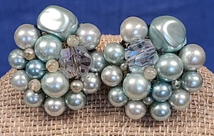 Pendientes de clip vintage con cuentas en tono metal plateado, Japón, azul claro - Imagen 1 de 8