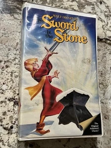Disney's Sword in the Stone Clamshell Diamond The Classics VHS RARE Blockbuster - Picture 1 of 4