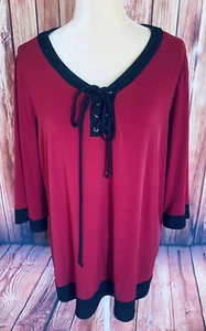 Blusa para mujer 1X Faith Joy mangas 3/4 con cordones cuello en V sedosa elástica roja negra - Imagen 1 de 10