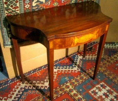 СТАРИННЫЙ АМЕРИКАНСКИЙ ФЕДЕРАЛЬНЫЙ КАРТОЧНЫЙ СТОЛ С ФИГУРНЫМИ ПАНЕЛЯМИ НЕОБЫЧНОЙ ФОРМЫ ОКОЛО 1800 - Изображение 1 из 4