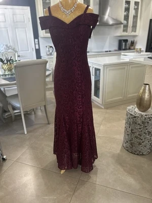 Vestido de sereia R&M RICHARDS OMBRO FRIO EM RENDA BRILHANTE VINHO MERLOT 8— NOVO COM ETIQUETAS - Imagem 1 de 4