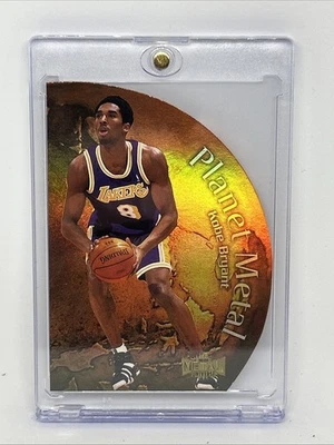 KOBE BRYANT 1998-99 SKYBOX METAL UNIVERSE #6 PM PLANET METAL LAKERS - Image 1 of 2