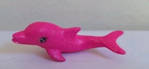 2012 hellrosa Glitzer Delfin Freund für Barbie keine Puppe kleines Spielzeug 3 Zoll - Bild 1 von 2