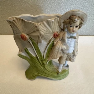 Vintage deutsche Porzellan Keramik Vase Junge & Blumen Stiefel Figur 3,5 "x 3,5" - Bild 1 von 8
