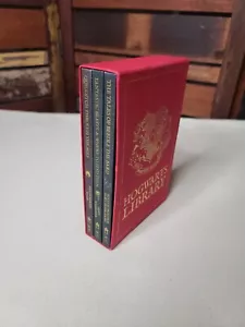 Hogwarts Library: 3 Book Red Box Set Fantastic Beasts, Quidditch, Beedle Bard - Foto 1 di 7