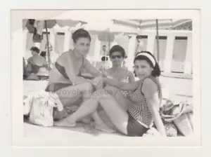 Tres Bonitos Encantadores Mujeres Joven Playa Bikini Traje de Baño Dama Mujer Años 60 Foto - Imagen 1 de 7