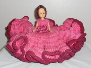 Plastikpuppe 8 Zoll in rosa gehäkeltem Kleid - schönes Vintage volles Kleid sehr guter Zustand - Bild 1 von 11