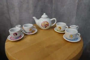 Mini juego de té de porcelana Disney Princess de 12 piezas Cenicienta, Bella, Blancanieves - Imagen 1 de 12