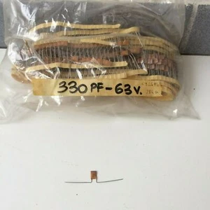 LOTTO 824 PZ CONDENSATORI CERAMICI ASSIALI 330 PF 63V 8x6x1 mm - Picture 1 of 2