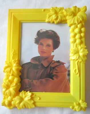 Marco de fotos retro de plástico duro moldeado amarillo 4,75 X 6,5" con vidrio NUEVO AÑOS 50 Foto 1 de 4