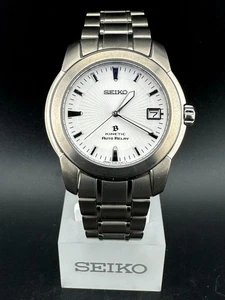 Seiko Brightz Uomo Kinetic Auto Relè Quadrante Bianco Data Titanio 38mm 5J22-0D40 - Foto 1 di 15