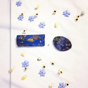 Vintage-inspiriertes blaues Brokat Lippenstift Etui mit Spiegel und Satin Geldbörse - Bild 1 von 10
