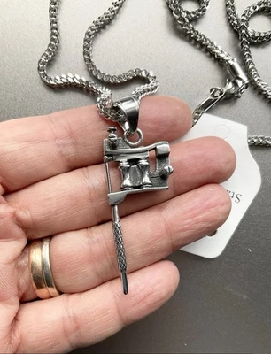 Collana con ciondolo macchina tatuaggi in acciaio inox nuova - Immagine 1 di 4