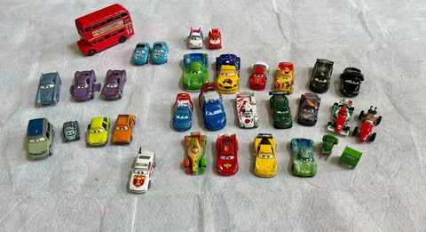 30Disney Pixar CARS Diecast Lot WORLD GRAND PRIX-Lightning McQueen, Miguel, Raul Cover