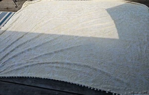 Gelbe Chenille Blumen Decke Queen Rosenmuster mit Bommel Fransen 103"x76" Vintage - Bild 1 von 6