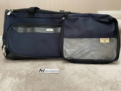 Bolsa de lona con ruedas Dockers azul con bolsa de artículos de tocador a juego Foto 1 de 4