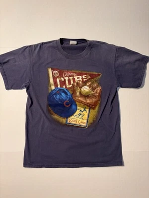 De Colección Chicago Cubs MLB Tarjeta de Puntuación Azul Desteñido Y2K Camiseta Gráfica de Béisbol Mediana Foto 1 de 4