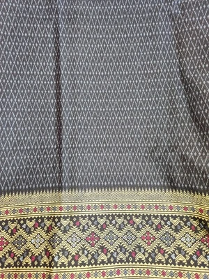 Falda Tailandesa Envolvente Diseño Ikat Gris Dorado Rojo Negro con Borde Sarong Tubo Sin Cierre Foto 1 de 4