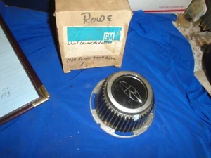 BUICK 1383005 1968; RIVIERA MEDALLION center cap WHEEL COVER nos gm - Picture 1 of 2