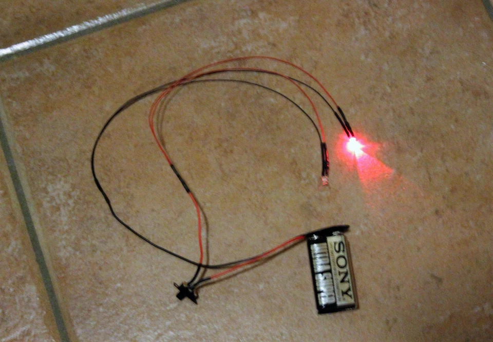 KIT LUCI LAMPEGGIANTI LED ROSSO POMPIERI 1/18 - 1/24 - 1/43 - DIORAMA AUTO RALLY - Immagine 1 di 1