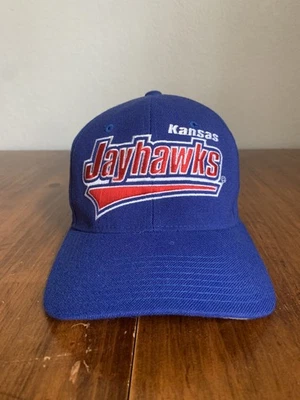 Antigo Chapéu Kansas Jayhawks Anos 90 Starter StarFit Ajustado Tamanho 1 Elástico 6 5/8-7 1/8 KU - Imagem 1 de 4