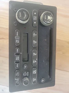 Radio Chevy Silverado 2003-06 con reproductor de CD y casete para piezas necesita reparación. - Imagen 1 de 6