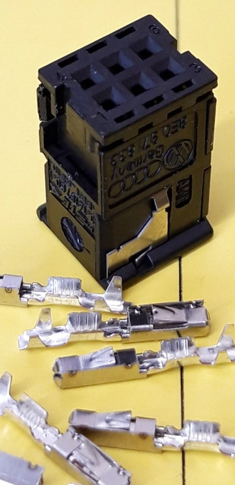 MQS Stecker 6 polig  8E0 971 833  8E0971833 & 6 MQS Pin´s VW AUDI - Bild 1 von 1