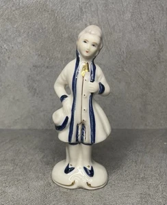 Estatuilla de porcelana vintage estilo colonial caballero azul y blanco - Imagen 1 de 16