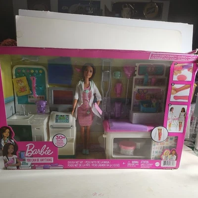 JUEGO BARBIE DOCTOR Muñeca Clínica Fundida Rápida con 30+ Accesorios/NUEVO/COMO NUEVO Foto 1 de 4