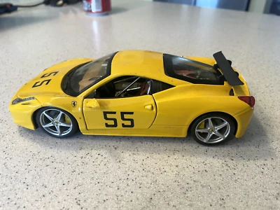 Antigo Ferrari 458 Italia GT2 amarelo carro fundido escala 1:24 com 55 e colher - Imagem 1 de 4