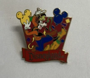 "Pin comercial Goofy Mickey vintage AAA Vacations Disneyland Resort tono dorado 1,5""" - Imagen 1 de 5
