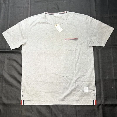 Nueva con etiquetas Camiseta Thom Browne Clásica Gris con Bolsillo Frontal - Talla 5 (2XL) - Italia Foto 1 de 4