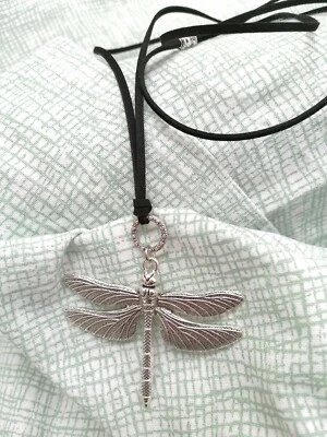 Boho Kette lang Libelle veganes Wildleder antik Silber / Schwarz & Leinenbeutel - Bild 1 von 4