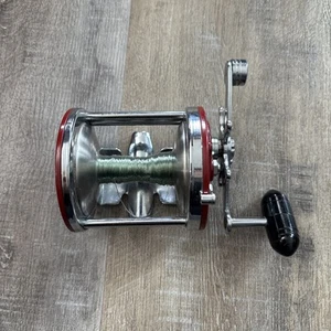 Penn Jigmaster 500 rojo con carrete de metal hecho en EE. UU. - Imagen 1 de 12