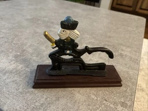 Vintage schwerer Gusseisen Nussknacker auf rotem Holzsockel Nussknacker Soldat G11 - Bild 1 von 5