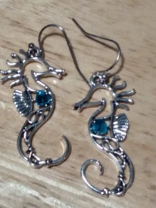 Zarte silberfarbene SEEPFERDCHEN Ohrringe mit Aquamarin Strass - Bild 1 von 1