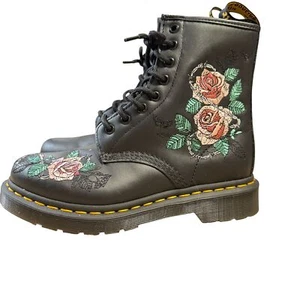 NUOVI STIVALI DR MARTENS NERI TAGLIA 6 VONDA CHAIN II ROSA ROSA ROSA RICAMATI DONNA - Foto 1 di 7