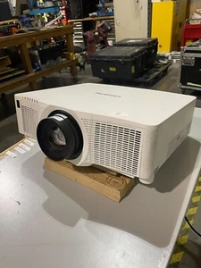 Christie DWU951 DLP Large Venue 8.5K Projector W/ Lens - road case - Picture 1 of 7