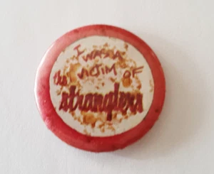 THE STRANGLERS I WAS A VICTIM OF THE PINBACK RARO 1.5" 1976 Vintage Button Punk - Imagen 1 de 2