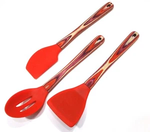 3 Utensili da Cucina in Silicone Rosso con Manici in Legno Tinto - Foto 1 di 3