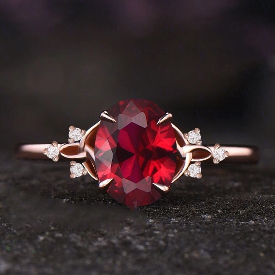 Alianza enchapada en oro rosa de 18 quilates con rubí rojo natural y diamantes en forma ovalada de 4,09 quilates Foto 1 de 4