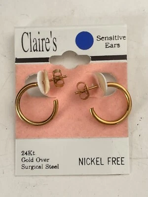 NUEVO Aros pequeños Claire's oro 24K sobre acero quirúrgico perforado sensible DN166 Foto 1 de 4