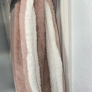 Nicole Miller Pink Faux Fur Sherpa Throw Blanket Reversible Helena Fleece Cream - Picture 1 of 6