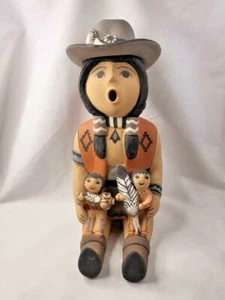 Jemez Pueblo Geschichtenerzähler mit Cowboyhut von L. Tsosie - Bild 1 von 5