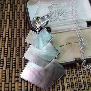 Vintage 925 Sterling Silver Necklace, Mother of Pearl And Peridot Pendant - Picture 1 of 8