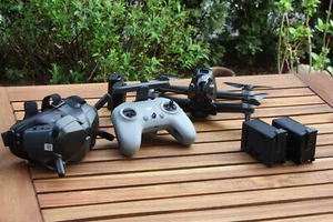 DJI FPV Drohne mit 2 FPV Brillen Akkus, Fernbedienung, Brille - Bild 1 von 24
