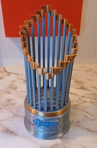 Los Angeles Dodgers 2024 oder 2020 World Series Championship Trophy - Bild 1 von 6