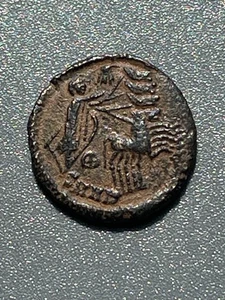 Divus Constantine I Hand of God Æ 14 Quadriga/Veiled bust, Postumus issue - Picture 1 of 4