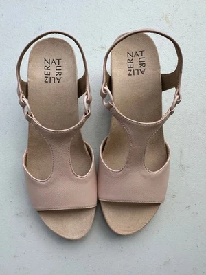 Nuevo sin etiquetas Sandalias Naturalizer Maura Blush Stingo Cuña Correa en T 8.5 Ancho Foto 1 de 4
