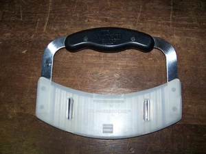 Pampered Chef Edelstahl Crinkle Braten-/Gemüseschneider 1063 gebogene Klinge mit Deckel - Bild 1 von 4